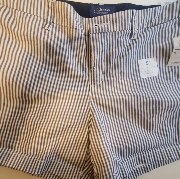Old navy stripped shorts - Picture 3 of 3